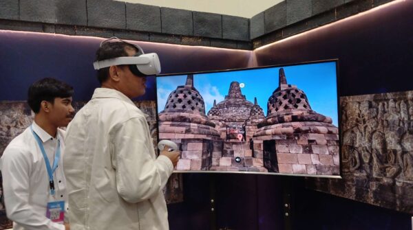 Ditjen Bimbingan Masyarakat (Bimas) Buddha Kementerian Agama (Kemenag) meluncurkan Virtual Tour 360 derajat dan Virtual Reality Candi Borobudur. Peluncuran dilakukan pada kegiatan Devotion Experience (Dev-X) Hari Amal Bhakti Kemenag, di JCC Senayan, Sabtu (6/1/2024). Lewat teknologi tersebut, masyarakat dunia dapat menjelajahi situs warisan dunia Candi Borobudur secara virtual. Sekaligus juga dapat merasakan langsung lokasi, bangunan, ukiran candi lewat tayangan wisata virtual 360 derajat. Dirjen Bimas Buddha, Supriyadi, mengatakan peluncuran fasilitas pemanfaatan Candi Borobudur ini bertujuan untuk memeriahkan Hari Amal Bhakti Ke-78 Kemenag. 