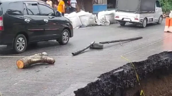 Jalur Padang Panjang-Bukittinggi Buka Tutup di Aia Angek Akibat Jalan Amblas