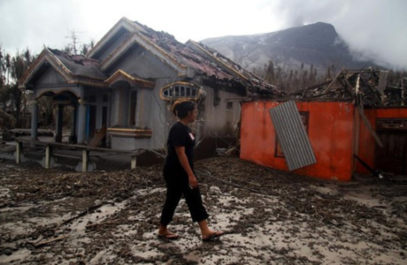Ribuan Warga Tagulandang Mengungsi Akibat Erupsi Gunung Ruang