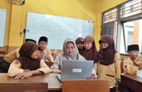 Laptop untuk Guru: MTXL dan DT Peduli Ukir Senyum di Wajah Guru Jawa Tengah