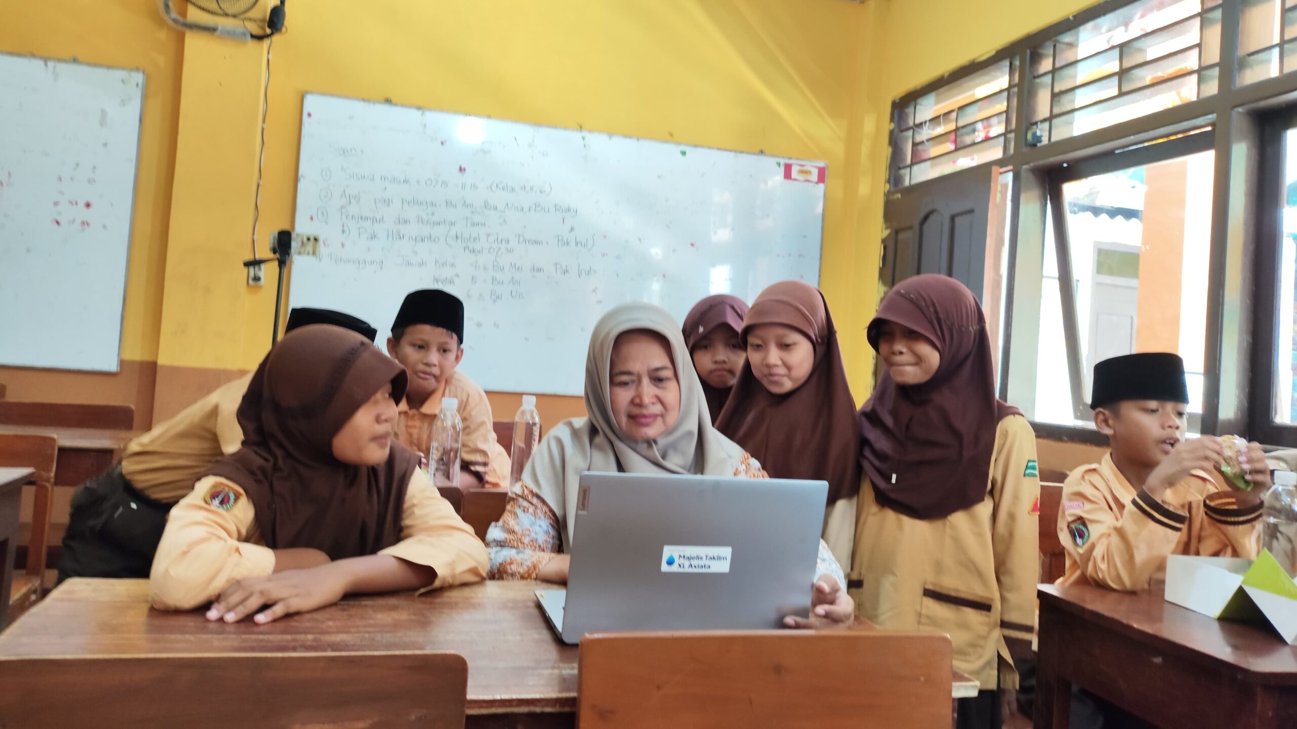 Laptop untuk Guru: MTXL dan DT Peduli Ukir Senyum di Wajah Guru Jawa Tengah