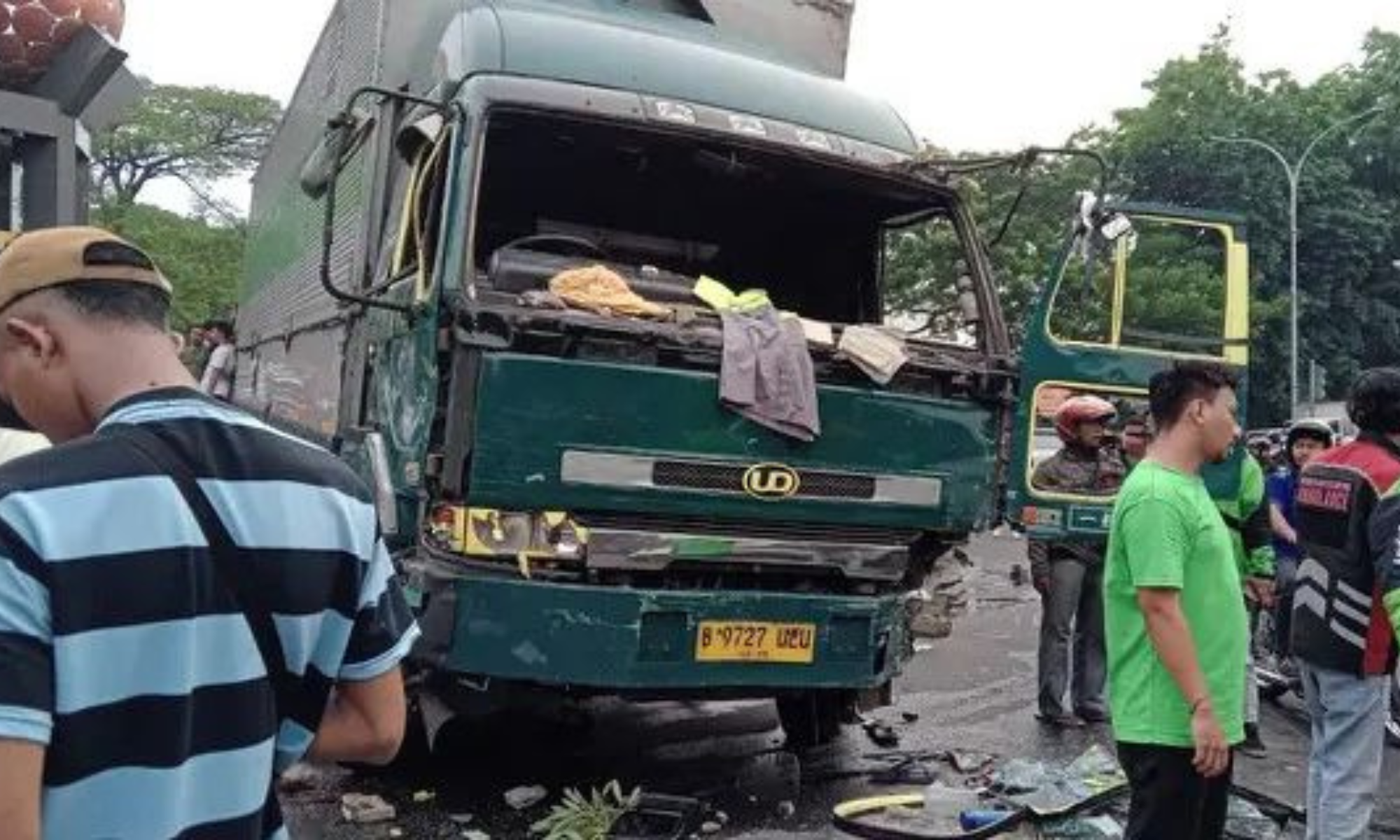 Truk Kontainer Ugal-ugalan di Tangerang, Tabrak Sejumlah Kendaraan, Sopir Diamuk Massa