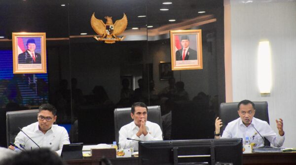 Menteri Pertanian Amran Sulaiman saat rapat koordinasi bersama peternak dan industri susu di Jakarta. (Sumber: Ditjen Peternakan dan Kesehatan Hewan Kementan)