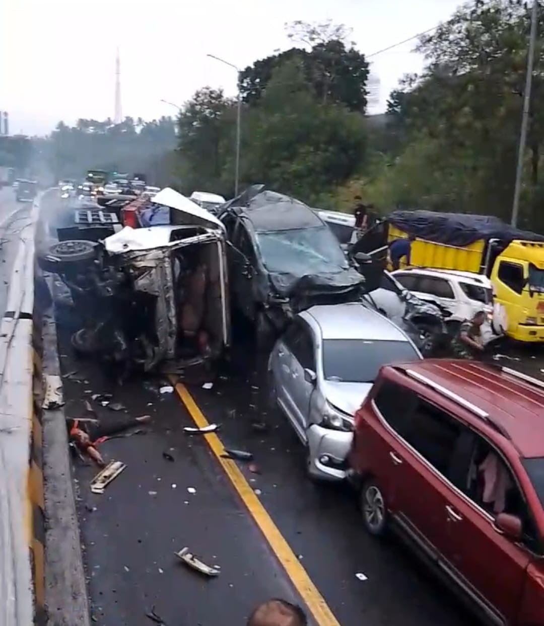 Kecelakaan di Tol Cipularang, Dugaan Truk Rem Blong Tabrak Belasan Kendaraan