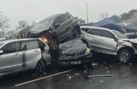 Kecelakaan beruntun di Tol Cipularang KM 92. (Sumber: detik.com)