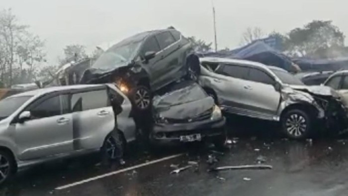 Kecelakaan beruntun di Tol Cipularang KM 92. (Sumber: detik.com)