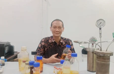 Profesor Institut Teknologi Sepuluh November (ITS) Berhasil Mencampurkan BIOMASSA dan Plastik Menjadi BIOFUL dengan RON 98 Hingga 102