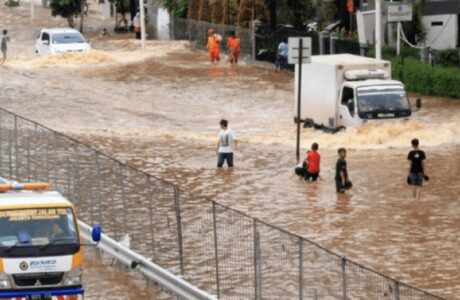 Wagub DKI Rano Karno Tinjau Lokasi Banjir di Lebak Bulus