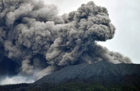 Gunung Marapi Erupsi, Dentuman Keras dan Kolom Abu Capai 1.200 Meter 