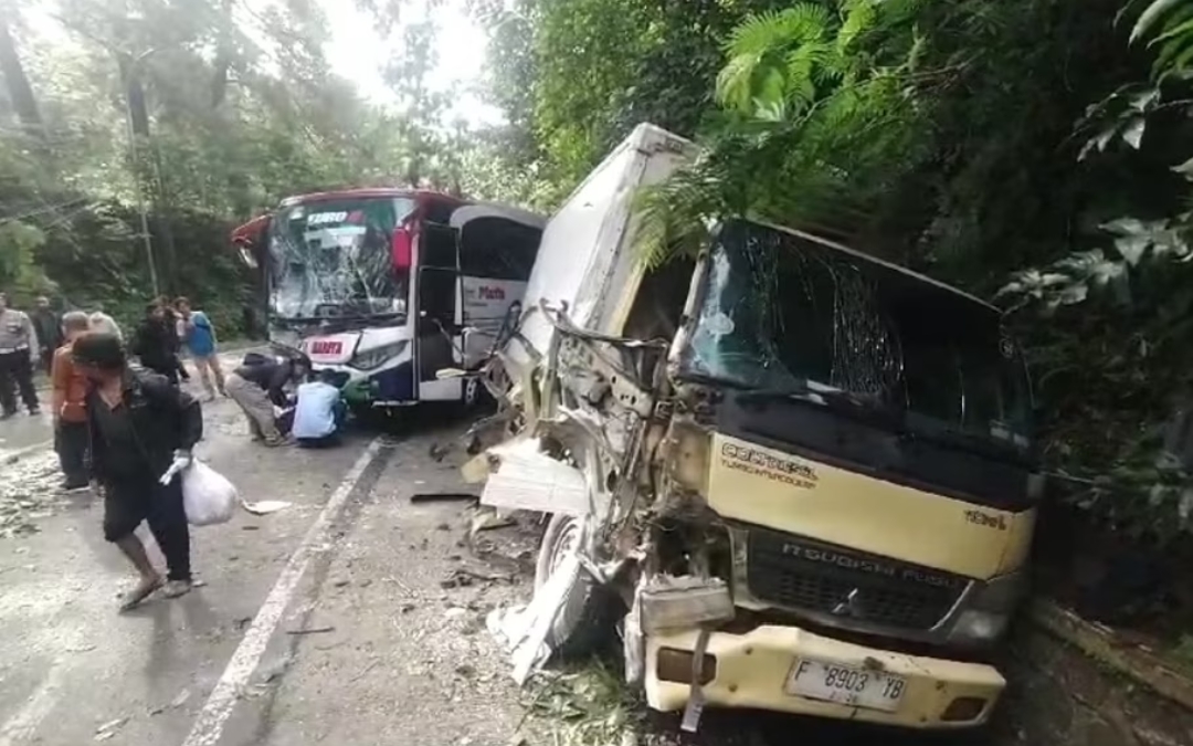 Kecelakaan Beruntun di Jalan Raya Puncak, Satu Orang Meninggal Dunia