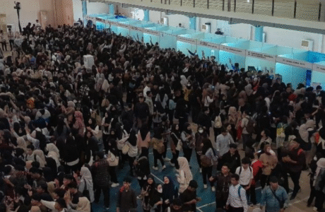 Job Fair Bekasi Membludak, Banyak Pencari Kerja Pingsan karena Berdesakan