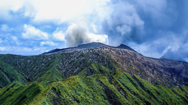 Gunung Dukono Meletus Dua Kali di Pagi Hari: Kolom Abu Mencapai 1.300 Meter, Warga Diimbau Waspada