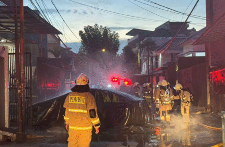 Terbakar di Garasi, Ini Tanggapan Resmi BYD Indonesia soal Insiden BYD Seal Insiden terbakarnya mobil listrik BYD Seal di kawasan Palmerah, Jakarta Barat, pada Selasa pagi, 13 Mei 2025, menghebohkan publik dan menimbulkan kekhawatiran akan keamanan kendaraan listrik di Indonesia. Kejadian yang berlangsung di Jalan Katalis, Kota Bambu Utara, sekitar pukul 04.18 WIB itu memperlihatkan kobaran api dan asap tebal dari bagian depan mobil yang terparkir di garasi rumah. Dalam waktu singkat, berita mengenai kebakaran tersebut menyebar luas di media sosial, memicu berbagai spekulasi mengenai penyebab kebakaran dan keamanan teknologi mobil listrik yang kini semakin populer. Menanggapi insiden tersebut, pihak PT BYD Motor Indonesia selaku produsen resmi BYD di Indonesia langsung memberikan pernyataan resmi kepada publik. Luther Panjaitan, selaku Head of Marketing Communication BYD Indonesia, menyampaikan bahwa pihaknya sangat menyesalkan kejadian tersebut dan menyatakan bahwa investigasi menyeluruh sedang dilakukan bersama pihak berwenang. “Kami sedang bekerja sama dengan aparat terkait untuk menyelidiki penyebab pasti dari insiden ini. Keselamatan pengguna merupakan prioritas utama kami,” ujar Luther dalam konferensi pers yang digelar di Jakarta. Luther menambahkan bahwa BYD Indonesia telah mengirimkan tim teknis ke lokasi kejadian untuk melakukan evaluasi langsung terhadap unit kendaraan yang terbakar. Pihaknya juga tengah memeriksa riwayat penggunaan mobil tersebut, termasuk proses pengisian daya terakhir dan kondisi penyimpanan baterai sebelum kejadian terjadi. Ia menegaskan bahwa hingga saat ini BYD belum pernah menerima keluhan besar terkait malfungsi pada sistem baterai kendaraan yang dipasarkan di Indonesia. Mobil BYD Seal sendiri merupakan salah satu andalan BYD di pasar kendaraan listrik Tanah Air. Dilengkapi dengan teknologi baterai Blade yang diklaim memiliki standar keselamatan tinggi, mobil ini dirancang untuk meminimalkan risiko kebakaran atau ledakan. Baterai Blade dikenal karena kemampuannya menahan tekanan, tusukan, dan suhu ekstrem, sehingga dianggap lebih aman dibandingkan baterai lithium-ion konvensional. Namun demikian, sebagaimana diungkap oleh Tatsuya Mikami, Chief Advisor BYD Jepang, tidak ada sistem teknologi yang sepenuhnya bebas risiko. “Kerusakan baterai bisa terjadi karena banyak faktor, termasuk kebiasaan pengisian daya yang tidak tepat atau penyimpanan dalam kondisi ekstrem,” ujar Mikami. Ia juga menekankan pentingnya edukasi kepada konsumen dalam memahami cara merawat baterai kendaraan listrik agar tetap dalam kondisi optimal. Dalam kaitannya dengan layanan purna jual, BYD Indonesia memastikan bahwa mereka telah mempersiapkan jaringan pendukung yang memadai untuk menangani berbagai masalah teknis pada kendaraan listrik. Saat ini, BYD memiliki 17 showroom resmi yang tersebar di berbagai wilayah di Indonesia, dilengkapi dengan fasilitas khusus dan teknisi bersertifikasi yang telah menjalani pelatihan penanganan kendaraan listrik secara intensif. Dealer-dealer ini juga memiliki ruang penyimpanan dan peralatan khusus untuk menangani baterai dan sistem kelistrikan mobil listrik. Ali Hanafiah, Presiden Direktur BYD Arista, mengatakan bahwa semua dealer resmi BYD telah dilengkapi dengan standar keselamatan tinggi dalam menangani perawatan dan perbaikan kendaraan listrik. “Kami memastikan setiap teknisi memahami protokol keselamatan, termasuk penanganan kondisi darurat seperti kebakaran atau gangguan sistem baterai. Ini bagian dari komitmen kami untuk membangun kepercayaan jangka panjang dengan konsumen,” ucap Ali. Sementara itu, publik masih menantikan hasil investigasi lengkap dari insiden kebakaran tersebut. BYD Indonesia menyatakan akan menyampaikan hasil temuan secara transparan setelah proses investigasi selesai. Mereka juga mengimbau masyarakat agar tidak terburu-buru menyimpulkan penyebab insiden, mengingat proses identifikasi penyebab teknis pada kendaraan listrik memerlukan waktu dan ketelitian tinggi. Insiden ini pun memunculkan diskusi lebih luas mengenai kesiapan infrastruktur kendaraan listrik di Indonesia, termasuk kesiapan teknis pengguna dan edukasi publik mengenai penggunaan teknologi baru ini. Sejumlah pakar otomotif menilai bahwa insiden seperti ini, meskipun jarang terjadi, tetap perlu ditangani secara serius agar tidak menurunkan kepercayaan masyarakat terhadap kendaraan ramah lingkungan. Dalam beberapa tahun terakhir, mobil listrik mulai mendapatkan tempat di hati konsumen Indonesia. Dukungan dari pemerintah melalui berbagai insentif, termasuk pembebasan pajak dan bantuan pembelian kendaraan listrik, telah mendorong pertumbuhan penjualan mobil listrik secara signifikan. BYD sebagai salah satu pemain utama dalam industri ini berperan penting dalam menyediakan alternatif kendaraan ramah lingkungan bagi masyarakat. Melalui insiden ini, BYD Indonesia justru menegaskan komitmennya untuk terus meningkatkan standar keselamatan dan pelayanan terhadap pelanggan. “Kami melihat ini sebagai momentum untuk terus memperkuat kepercayaan publik melalui edukasi, transparansi, dan layanan purna jual yang unggul,” tutup Luther. Dengan adanya investigasi yang menyeluruh dan pendekatan yang bertanggung jawab dari BYD Indonesia, diharapkan insiden serupa dapat dicegah di masa depan. Edukasi konsumen dan kesiapan teknis akan menjadi kunci utama dalam memastikan pertumbuhan industri kendaraan listrik yang aman dan berkelanjutan di Indonesia.