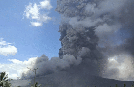 Dampak Erupsi Gunung Lewotobi: 3 Bandara NTT Lumpuh, Puluhan Penerbangan Batal