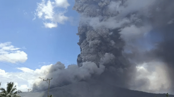 Dampak Erupsi Gunung Lewotobi: 3 Bandara NTT Lumpuh, Puluhan Penerbangan Batal