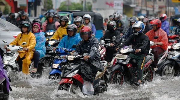 Banjir jakarta akibat hujan deras menyebabkan lalu lintas macet