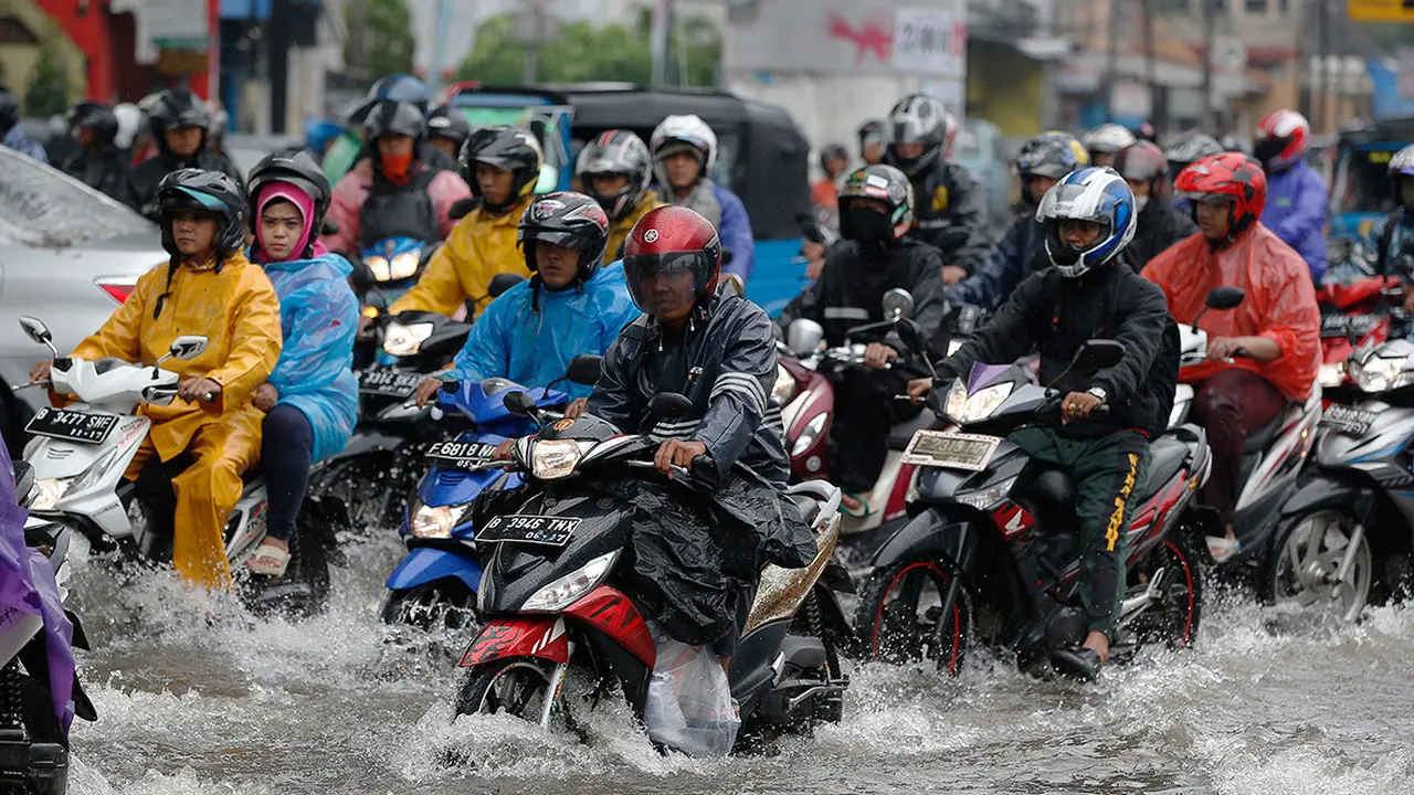 Banjir jakarta akibat hujan deras menyebabkan lalu lintas macet