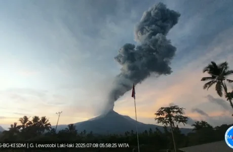 Meletus Gunung Lewotobi Laki Laki