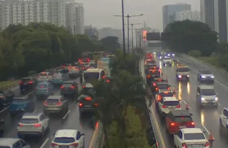 Update Cuaca: Hujan Guyur Jakarta Sejak Subuh, 7 Titik Lalin Padat!