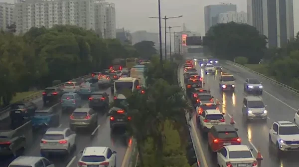 Update Cuaca: Hujan Guyur Jakarta Sejak Subuh, 7 Titik Lalin Padat!