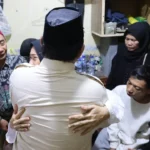 5 Momen Mengharukan Prabowo di Rumah Duka Ojol