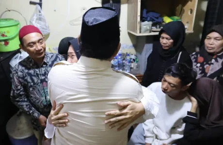 5 Momen Mengharukan Prabowo di Rumah Duka Ojol