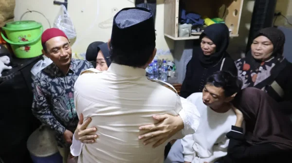 5 Momen Mengharukan Prabowo di Rumah Duka Ojol