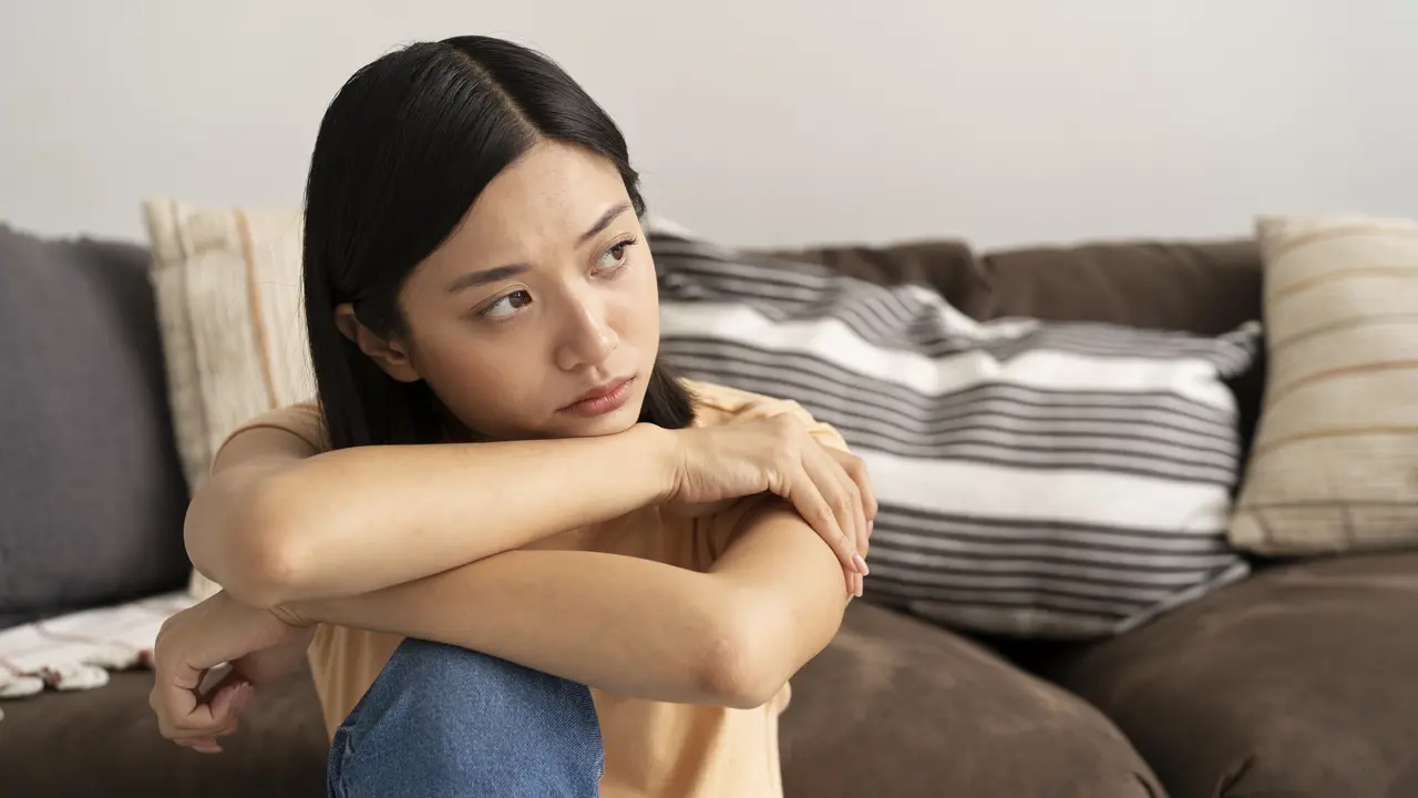 7 Dampak Mengejutkan dari Kebiasaan Bilang ‘Nggak Apa-Apa’ bagi Mental & Fisik