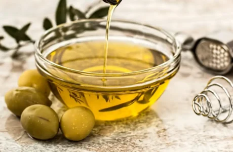 12 Manfaat Minyak Zaitun untuk Kesehatan Tubuh & Kulit yang Wajib Kamu Tahu!